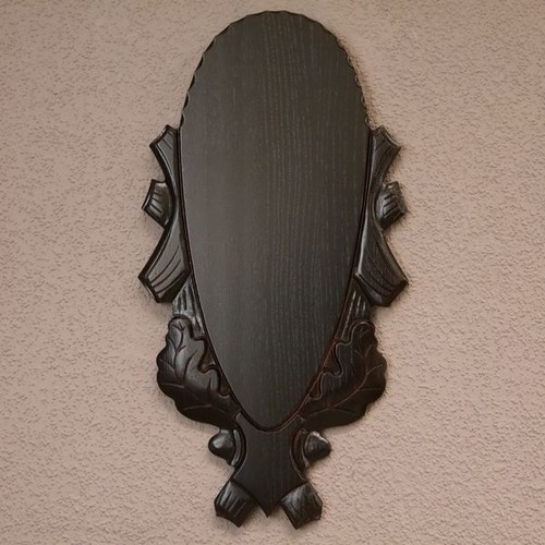 Trophäenschild geschnitzt