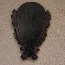Trophäenschild geschnitzt