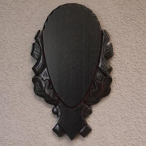 Trophäenschild geschnitzt