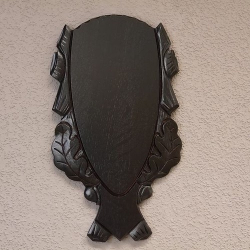Trophäenschild geschnitzt